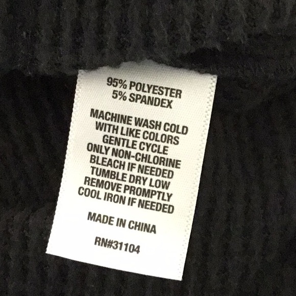 Belk Wonderly, Woman’s Black V-Neck Waffle Knit Long Sleeve Relaxed Fit Tunic. - Picture 6 of 8